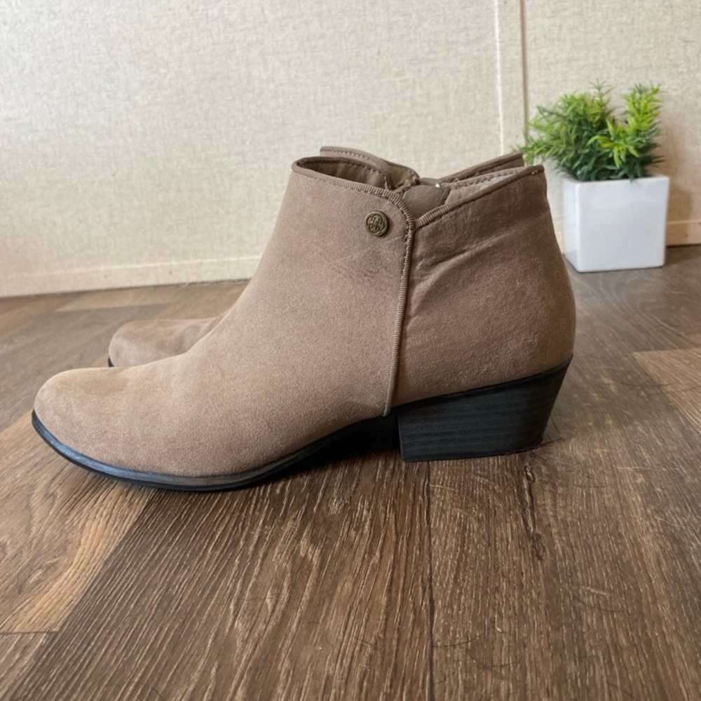 Daisy 🌼 Fuentes Beige Ankle Boot Size 9